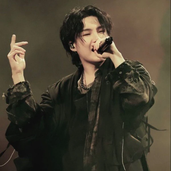 今天最受喜爱的SUGA (防弹少年团)