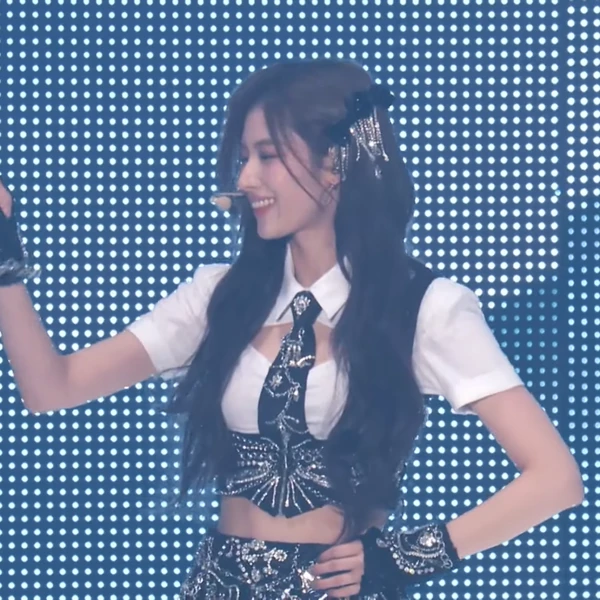 Penampilan Sana (TWICE) yang Paling Dicintai Hari Ini