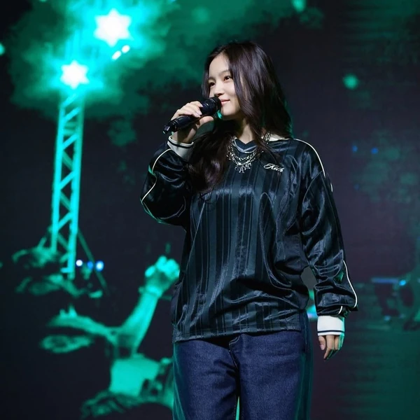 Top Photo Full of Lee Hi Love