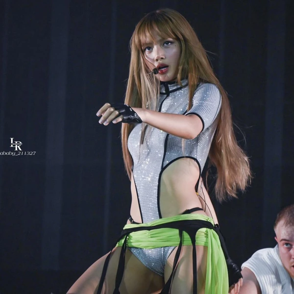 充滿粉絲愛意的Lisa (BLACKPINK)人氣照片