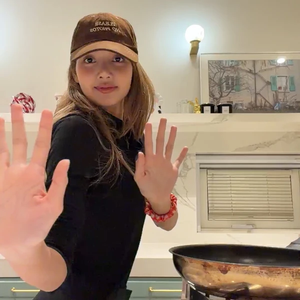 充滿粉絲愛意的Lisa (BLACKPINK)人氣照片