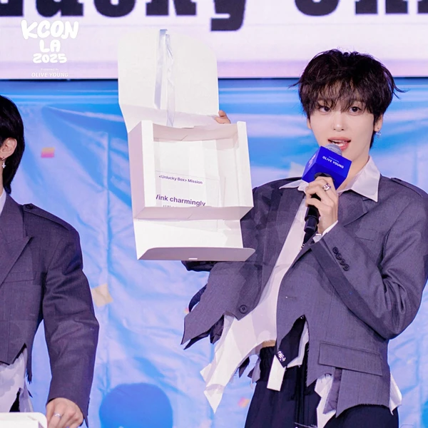 Today's Most Loved Hyeongjun (CRAVITY)