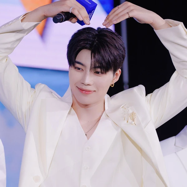 Today's Most Loved Park Gunwook (ZEROBASEONE)