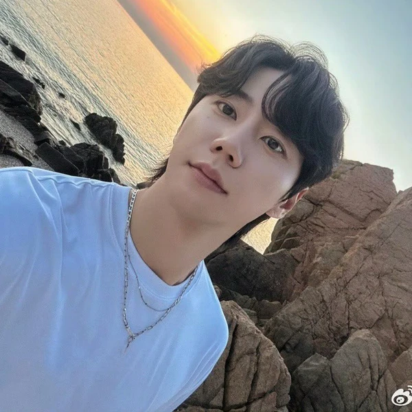 Foto Populer Penuh Cinta untuk Lee Junyoung