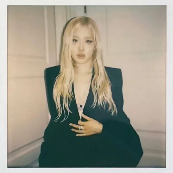 充满粉丝爱意的ROSÉ (BLACKPINK)人气照片