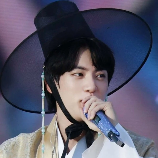 오늘 가장 사랑받은 진 (방탄소년단)의 모습