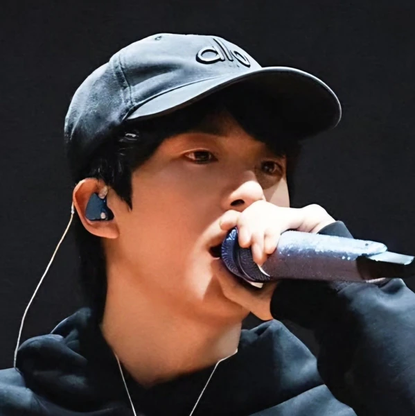 오늘 가장 사랑받은 진 (방탄소년단)의 모습