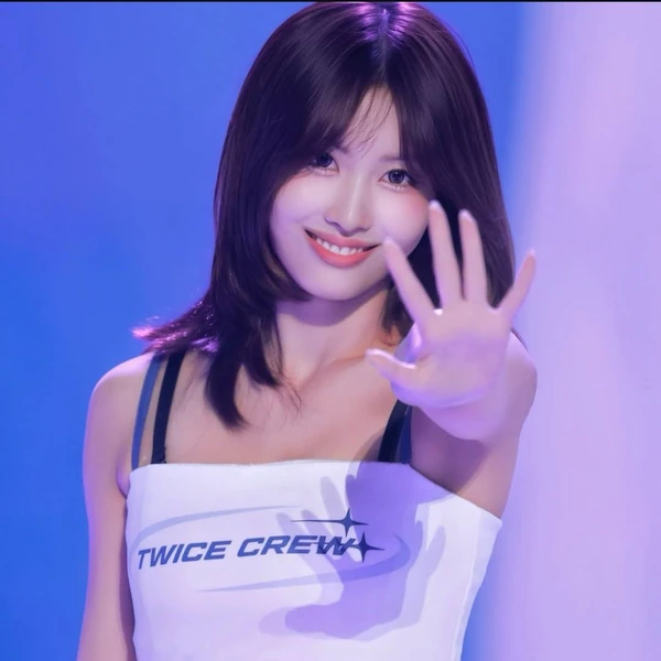 오늘 가장 사랑받은 모모 (TWICE)의 모습