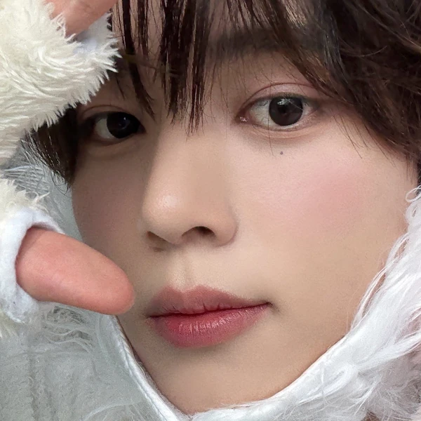 Foto Populer Penuh Cinta untuk Han Yujin (ZEROBASEONE)