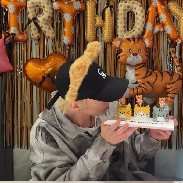 今天最受喜爱的Lee Know (Stray Kids)