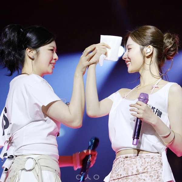 오늘 가장 사랑받은 사나 (TWICE)의 모습