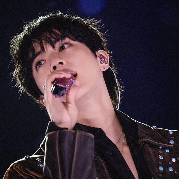 Foto Populer Penuh Cinta untuk Jin (BTS)