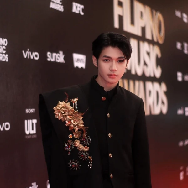 Foto Populer Penuh Cinta untuk Kim (HORI7ON)