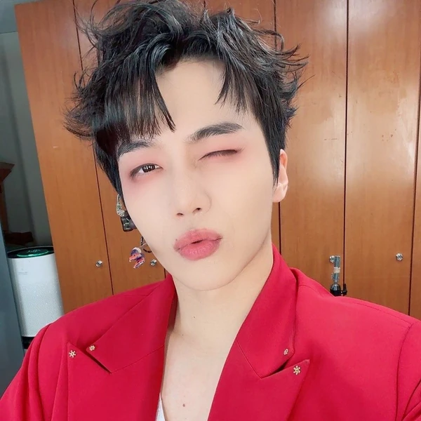 Penampilan Jinho (PENTAGON) yang Paling Dicintai Hari Ini