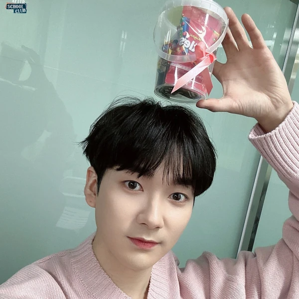 Top Photo Full of Aron Love