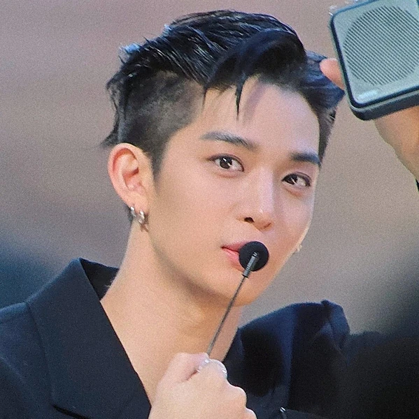 Foto Populer Penuh Cinta untuk Bae Jinyoung