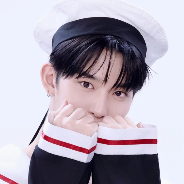 Foto Populer Penuh Cinta untuk Bae Jinyoung