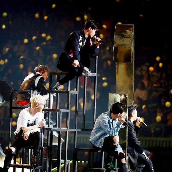 Signature photo of SECHSKIES capturing their charm