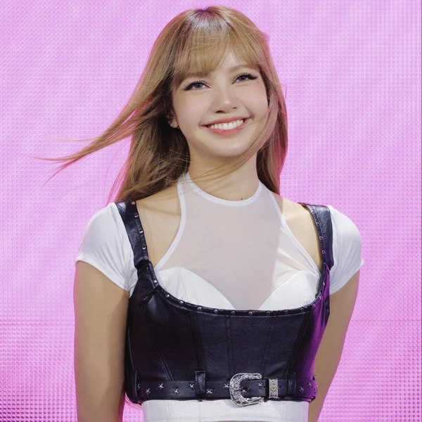 Foto Populer Penuh Cinta untuk Lisa (BLACKPINK)
