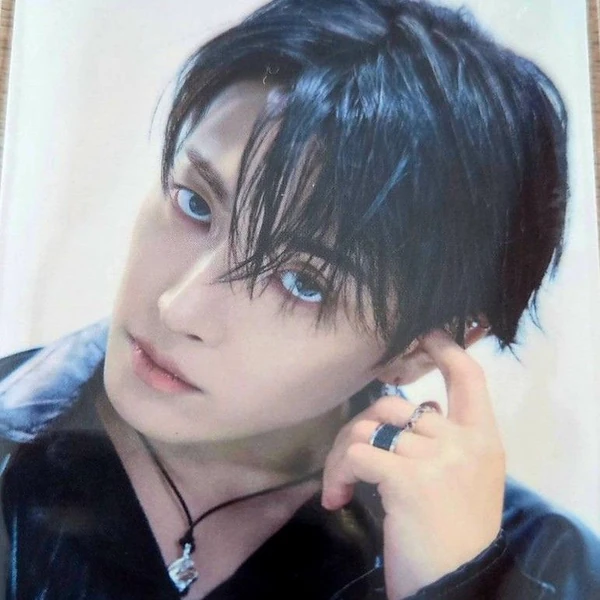 홍중 (에이티즈)의 매력을 담은 최애돌 대표 사진