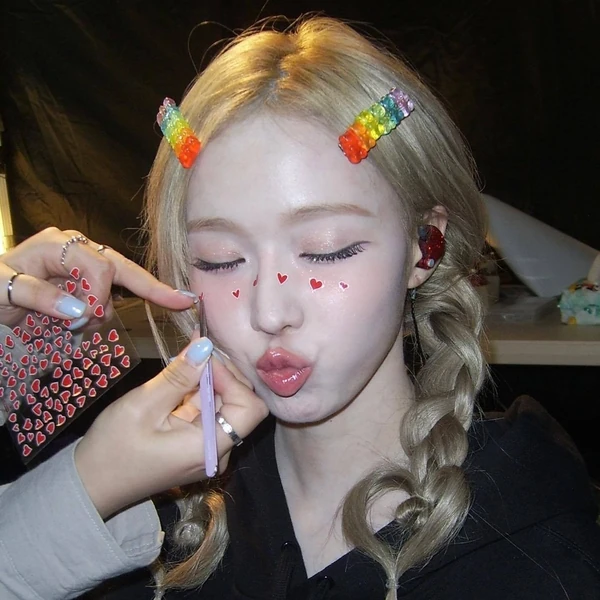 오늘 가장 사랑받은 윈터 (에스파)의 모습