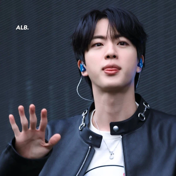 Penampilan Jin (BTS) yang Paling Dicintai Hari Ini
