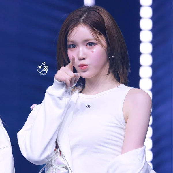 Today's Most Loved Jeong Saebi (izna)