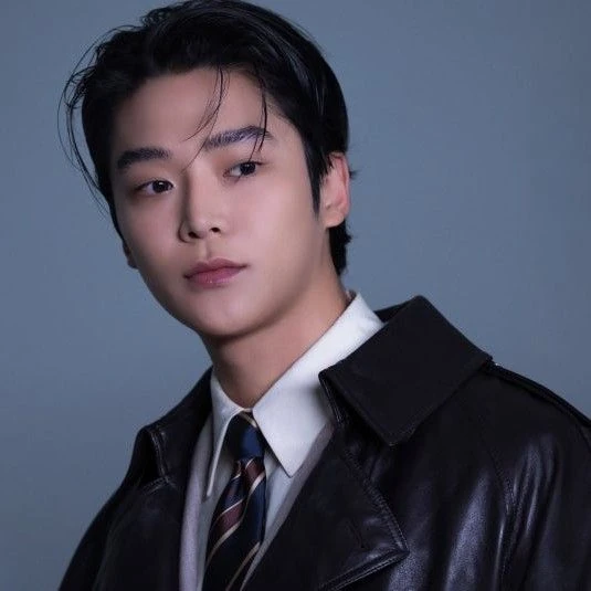 Foto Populer Penuh Cinta untuk Rowoon