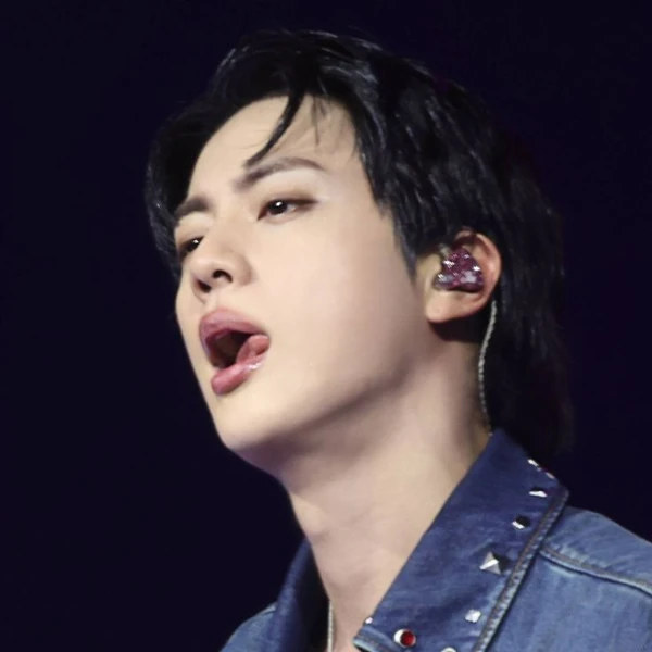 오늘 가장 사랑받은 진 (방탄소년단)의 모습