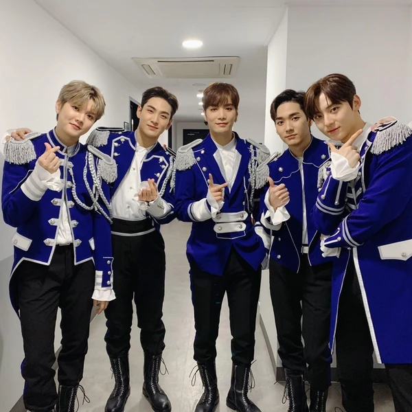 Top Photo Full of NU'EST Love