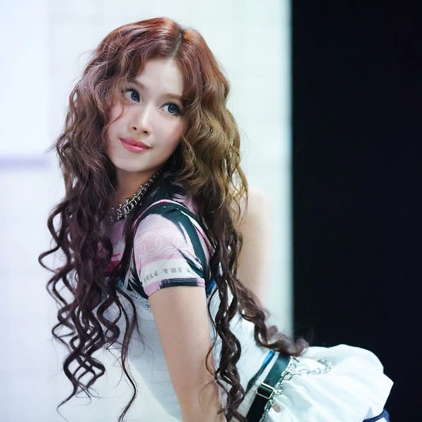 오늘 가장 사랑받은 사나 (TWICE)의 모습