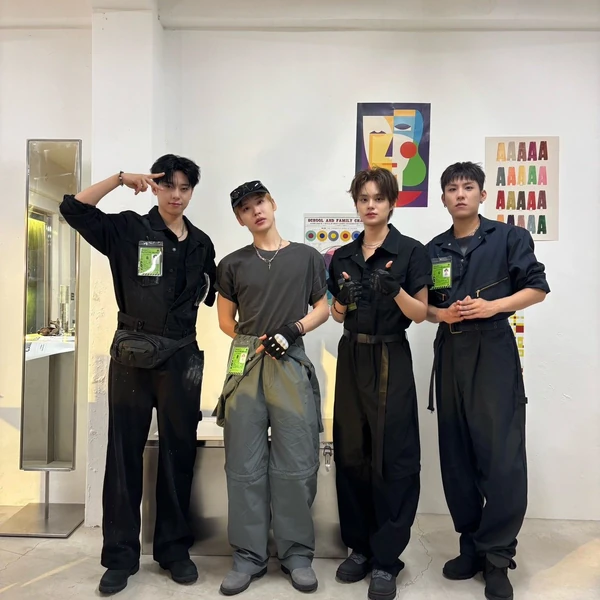 Top Photo Full of AB6IX Love