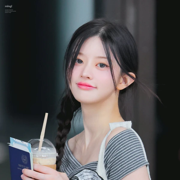 今日最も愛されたミンジュ (ILLIT)の姿