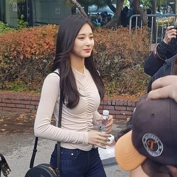 Penampilan Tzuyu (TWICE) yang Paling Dicintai Hari Ini