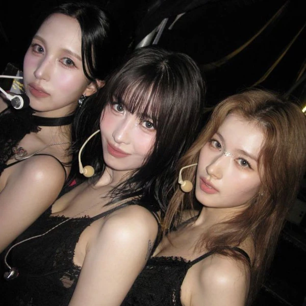 오늘 가장 사랑받은 사나 (TWICE)의 모습