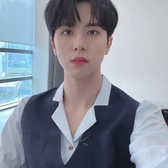 Today's Most Loved Kim Donghan (WEi)
