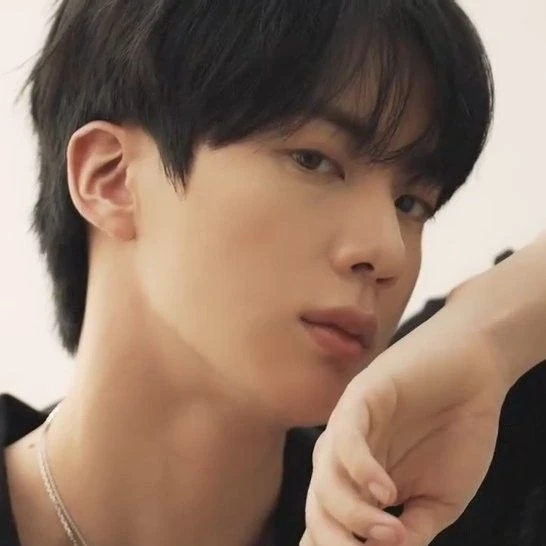 Foto perwakilan Jin (BTS) yang bersinar hari ini di Choeaedol