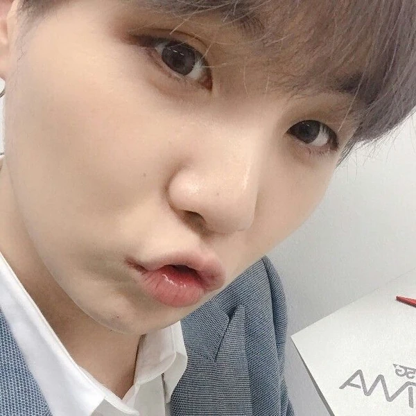Penampilan SUGA (BTS) yang Paling Dicintai Hari Ini