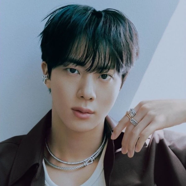 오늘 가장 사랑받은 진 (방탄소년단)의 모습