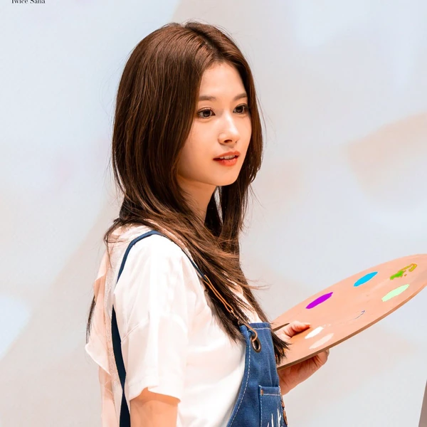 오늘 가장 사랑받은 사나 (TWICE)의 모습