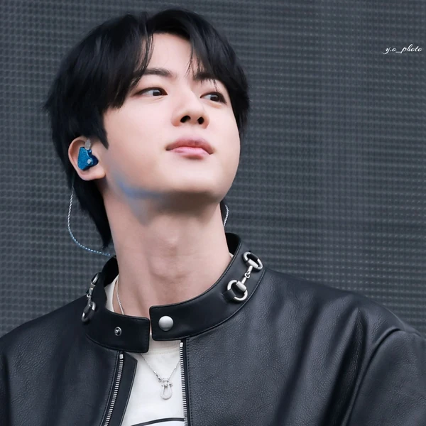 Foto Populer Penuh Cinta untuk Jin (BTS)