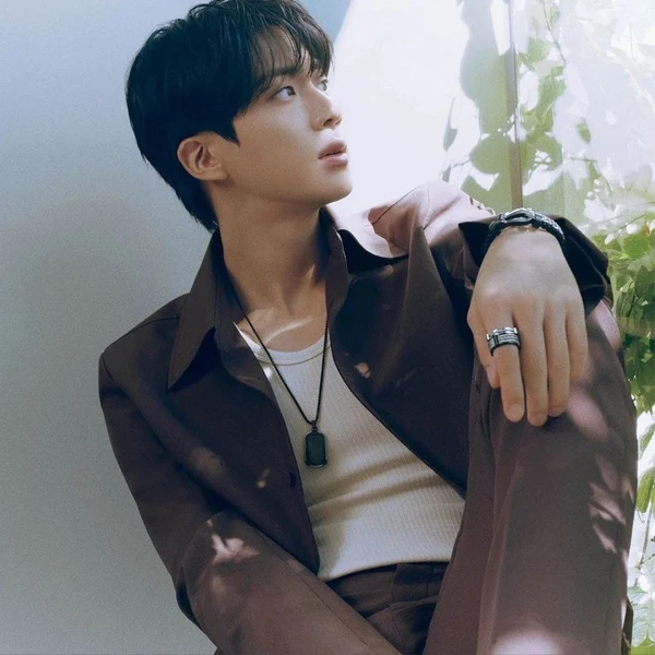 오늘 가장 사랑받은 진 (방탄소년단)의 모습