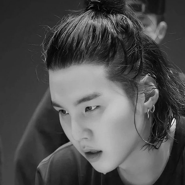 오늘 가장 사랑받은 슈가 (방탄소년단)의 모습