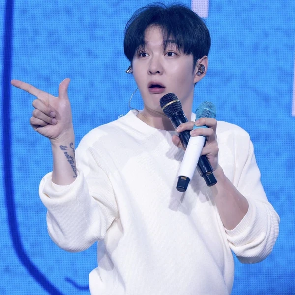 Top Photo Full of Lee Changsub (BTOB) Love