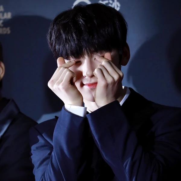 Penampilan Hwang Minhyun yang Paling Dicintai Hari Ini