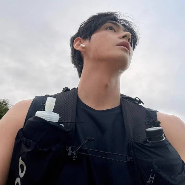 오늘 가장 사랑받은 뷔 (방탄소년단)의 모습