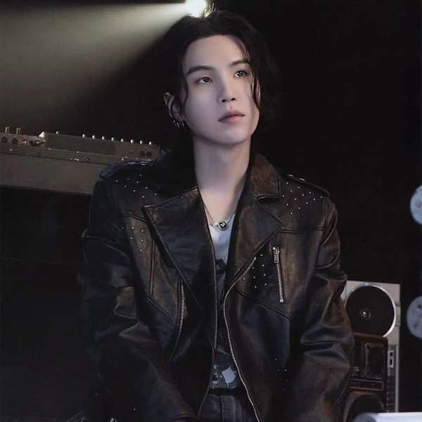 오늘 가장 사랑받은 슈가 (방탄소년단)의 모습