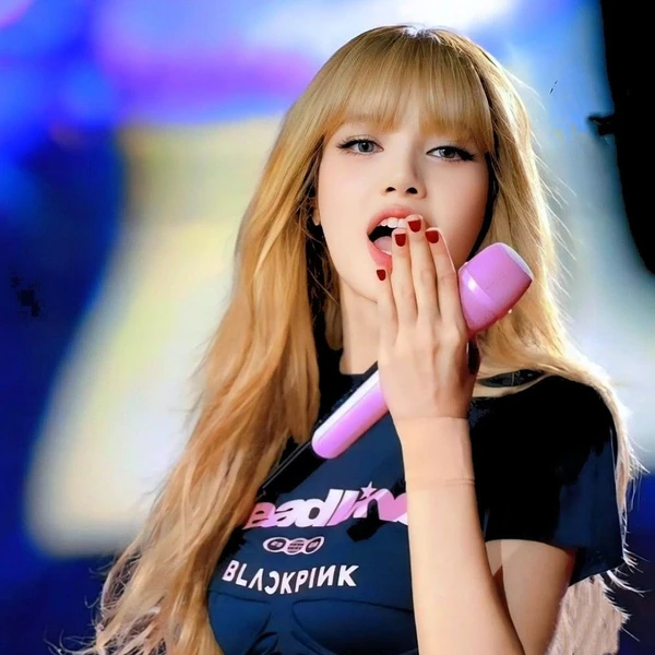 充滿粉絲愛意的Lisa (BLACKPINK)人氣照片