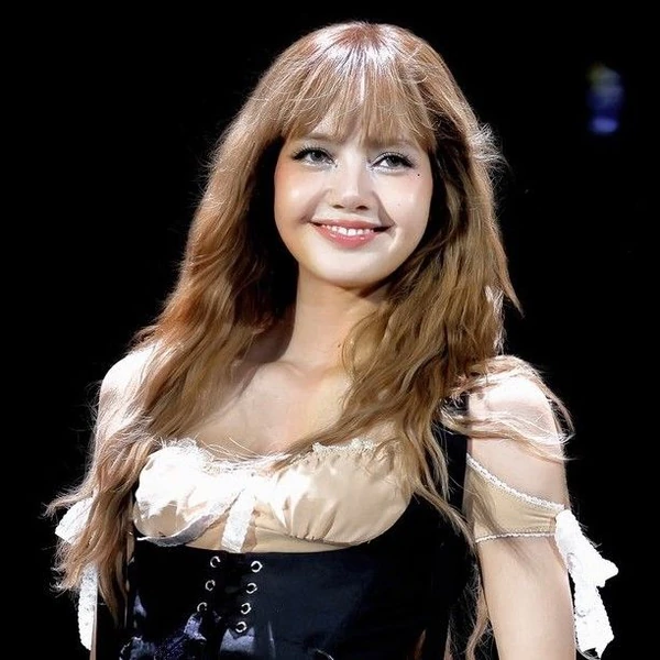 Penampilan Lisa (BLACKPINK) yang Paling Dicintai Hari Ini