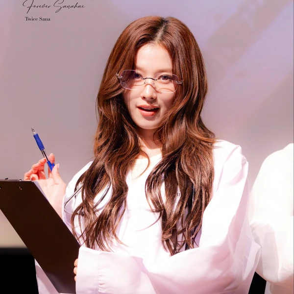 오늘 가장 사랑받은 사나 (TWICE)의 모습